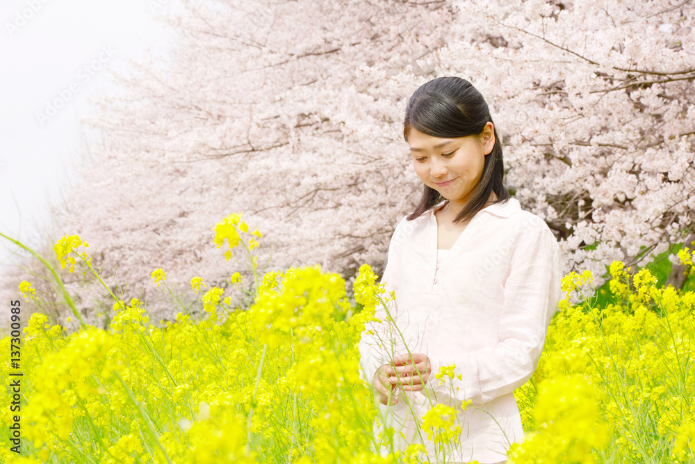 女性　桜と菜の花