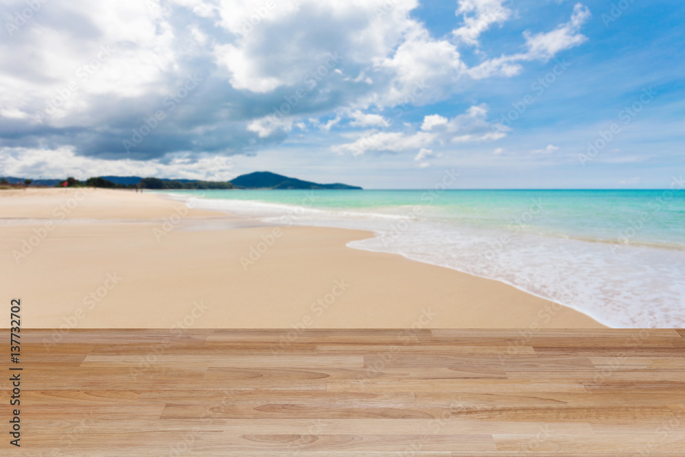 海滩上的木桌地板，热带海景背景。