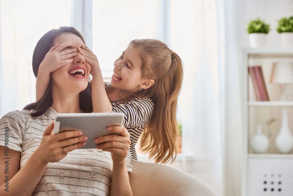 mom and child with tablet