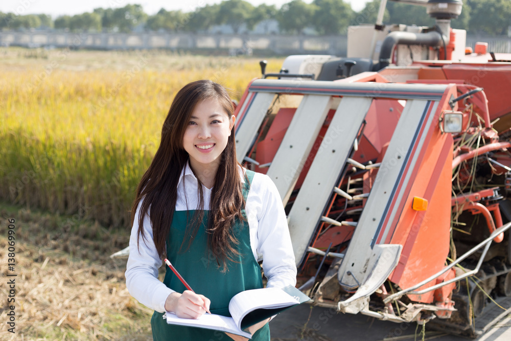 金色田野里的年轻亚洲女农学家