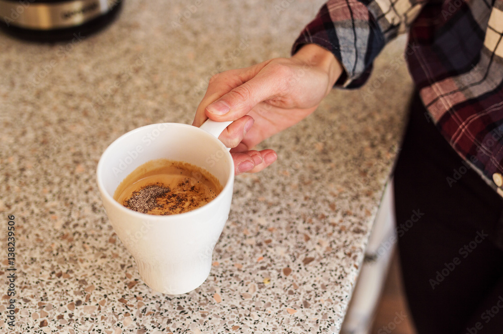 Close up a woman hand holding a cup of coffee