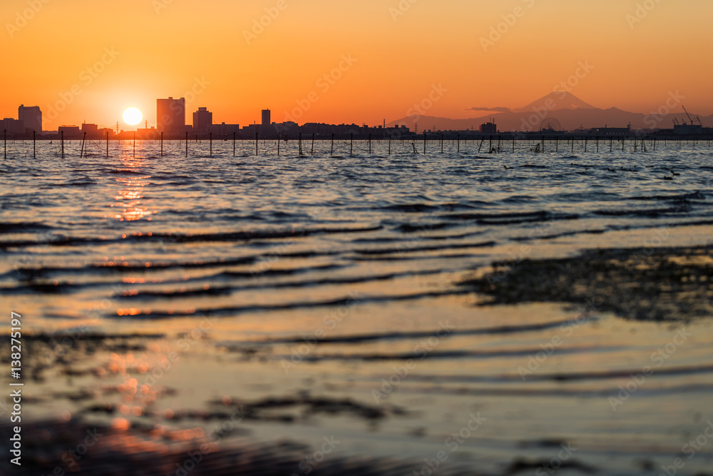 冬季东京日落、船桥地区的东京湾和富士山的美景