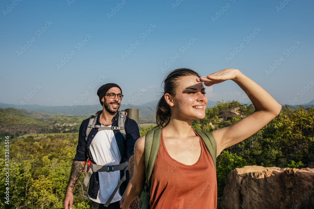 情侣探索旅行度假概念