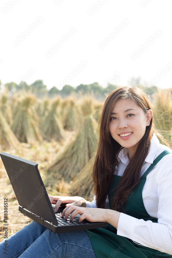 金色麦田里的年轻亚洲女人