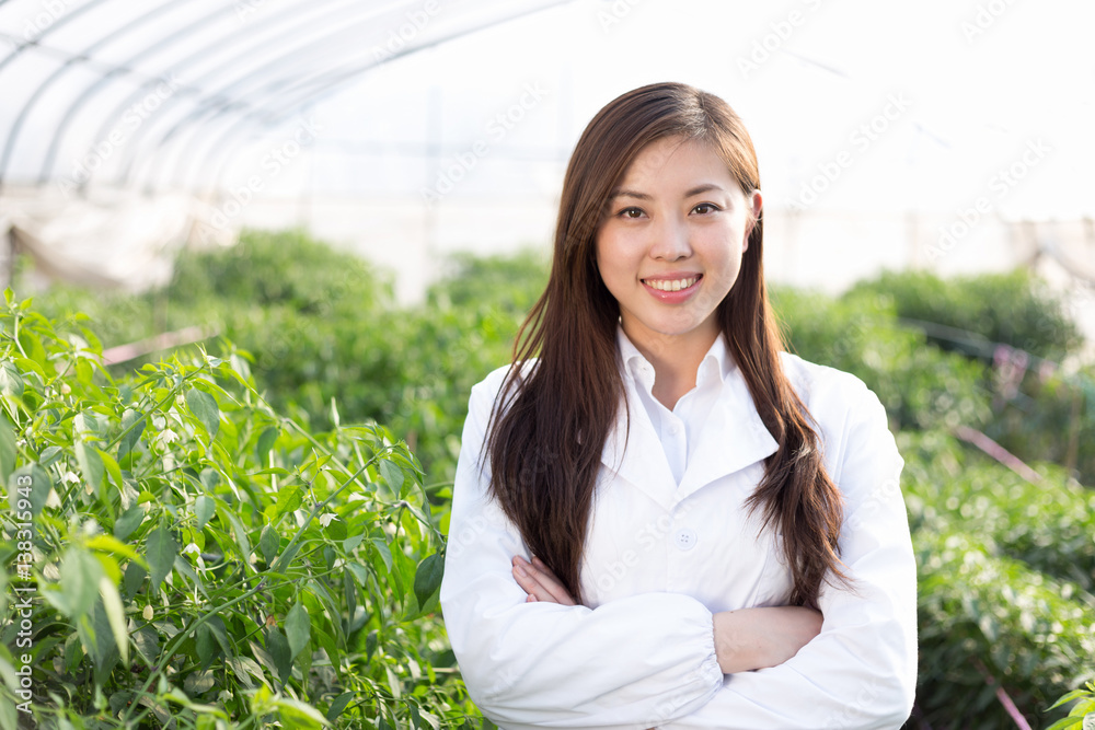 在温室工作的年轻亚洲女性