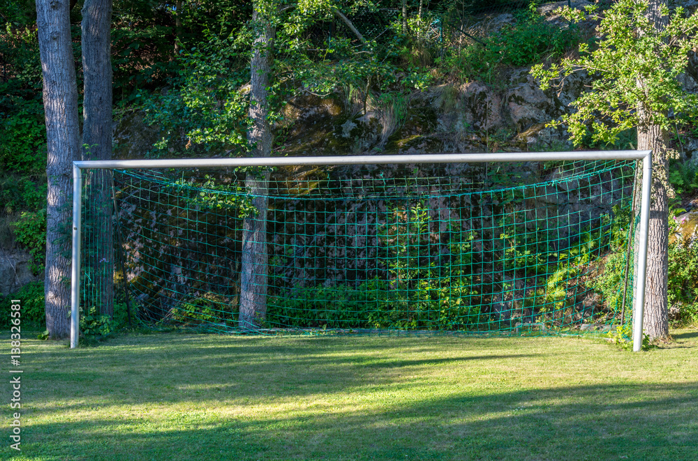 Ett enkelt fotbollsmål i en liten glänta i ett villaområde på Värmdö