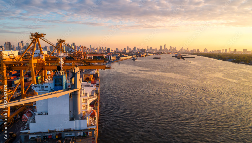 进出口和商业物流中的集装箱船。通过起重机，贸易港，Shipping.cargo to harbo