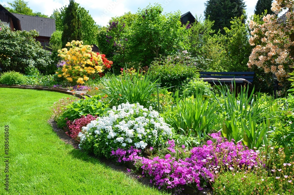 Leuchtender Garten mit Gartenbank