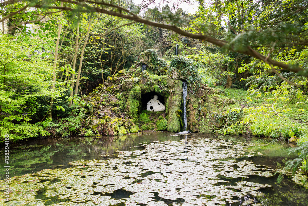 Petit coin de paradis autour dun étang. Statue de dieu grècque et mini cascade.