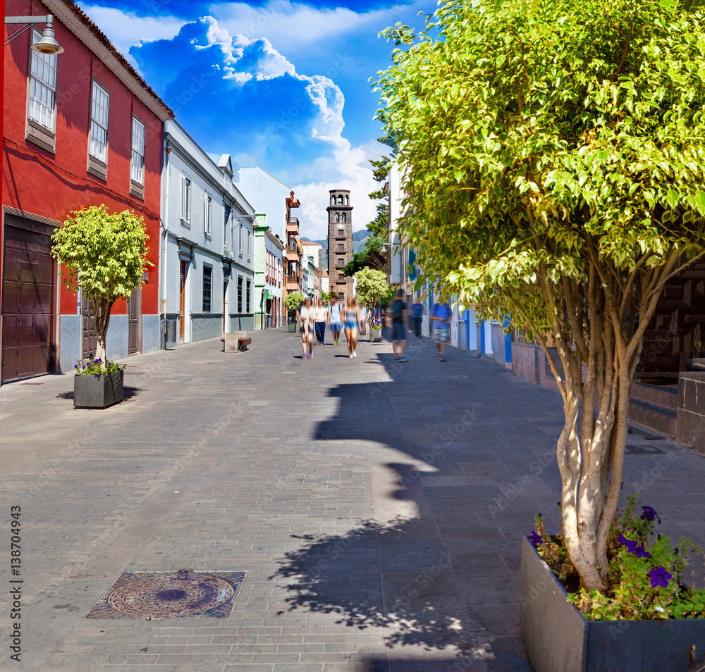 Turismo y vacaciones en playas y pueblos españoles.Islas Canarias.Tenerife,pueblo La Laguna .Viajes 