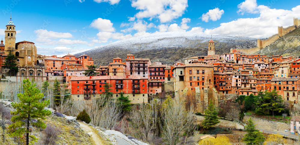 Paisaje pintoresco de la aldea. Concepto de viajes y destinos. Paisaje pueblo de España. Albarracin