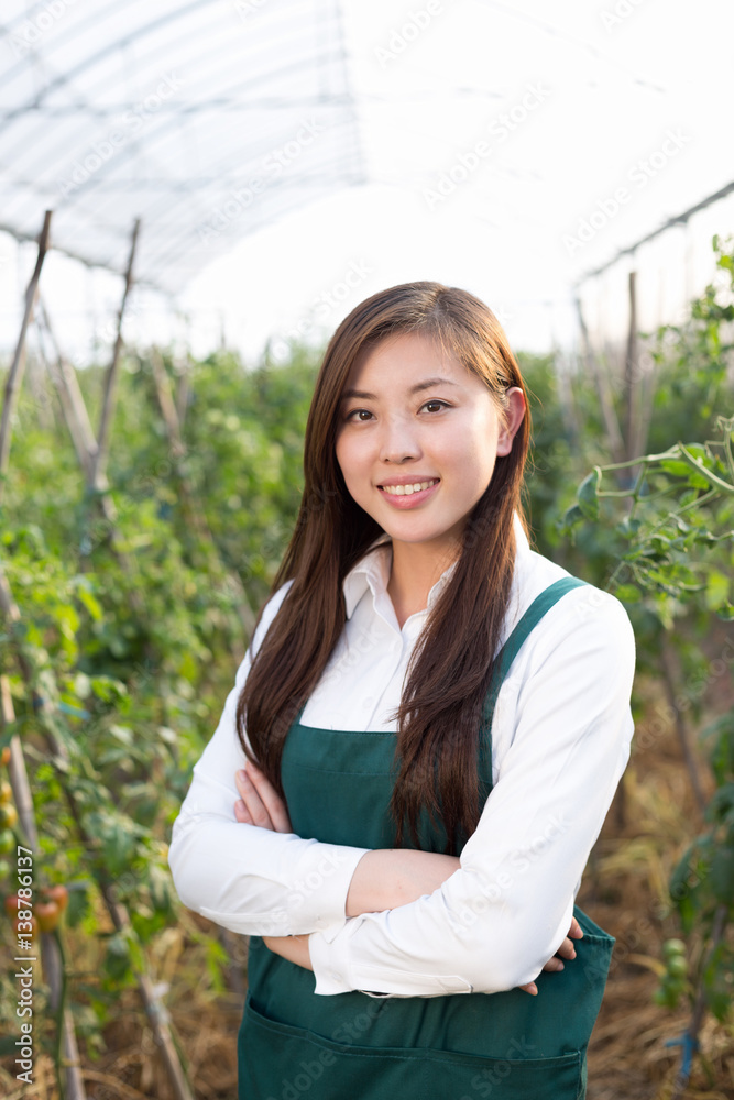 年轻漂亮的亚洲女人在绿茵场工作