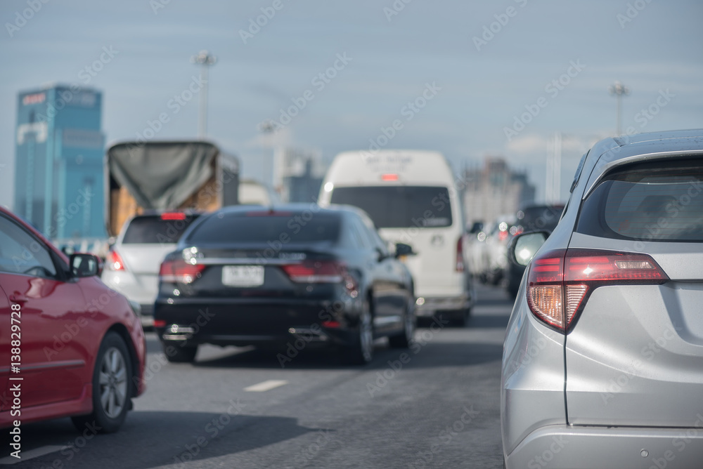 高速公路上一排排汽车堵塞