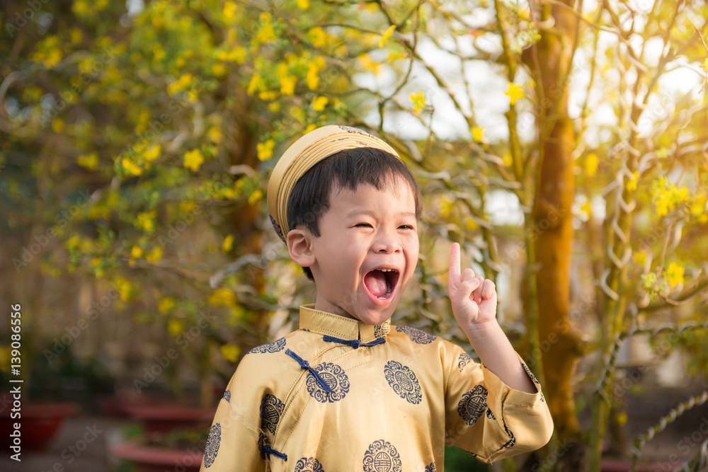 快乐的孩子在奥赫纳Integerrima（Hoa Mai）花园里穿着传统服装（ao-dai）玩得很开心
1894872791,女性手拿着一杯咖啡放在铺着红色桌布的桌子上，