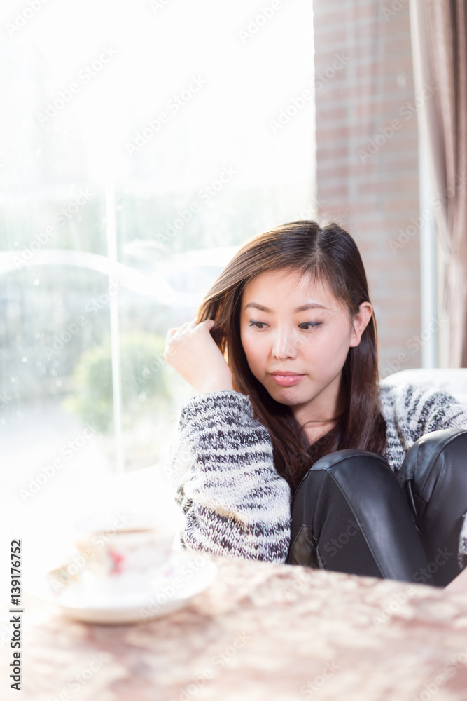 年轻漂亮女人坐在咖啡馆里