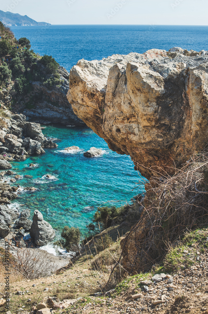 海景风景。在地中海的裂缝上岩石和美丽的天然泻湖