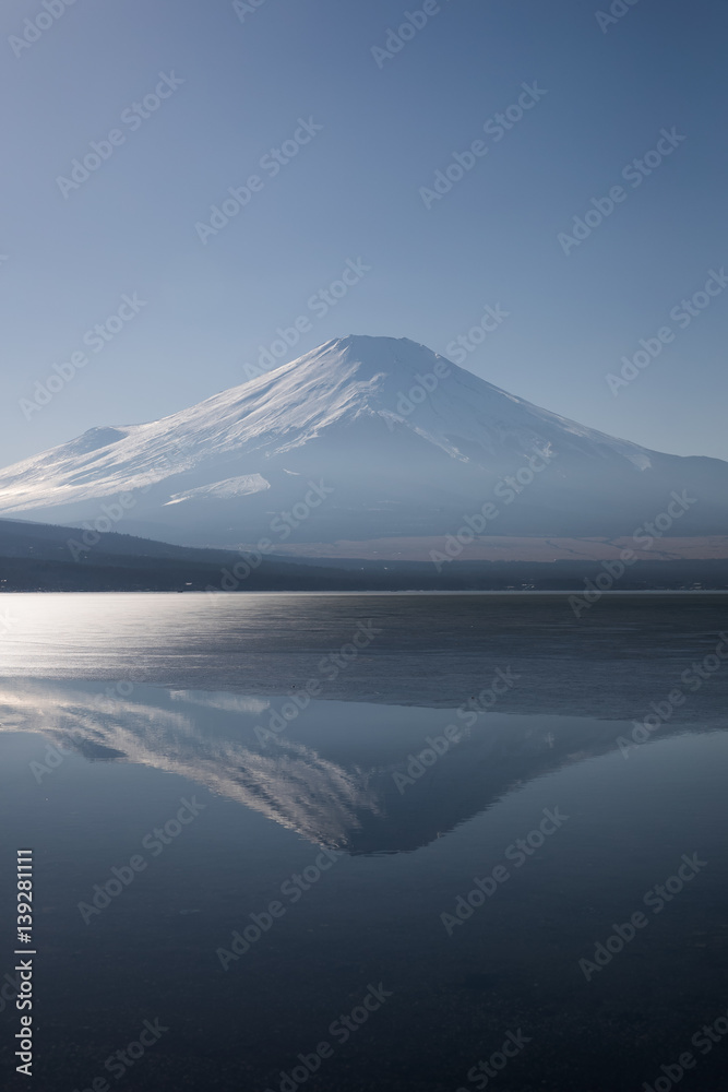 冬季下午，山中冰湖和富士山的倒影