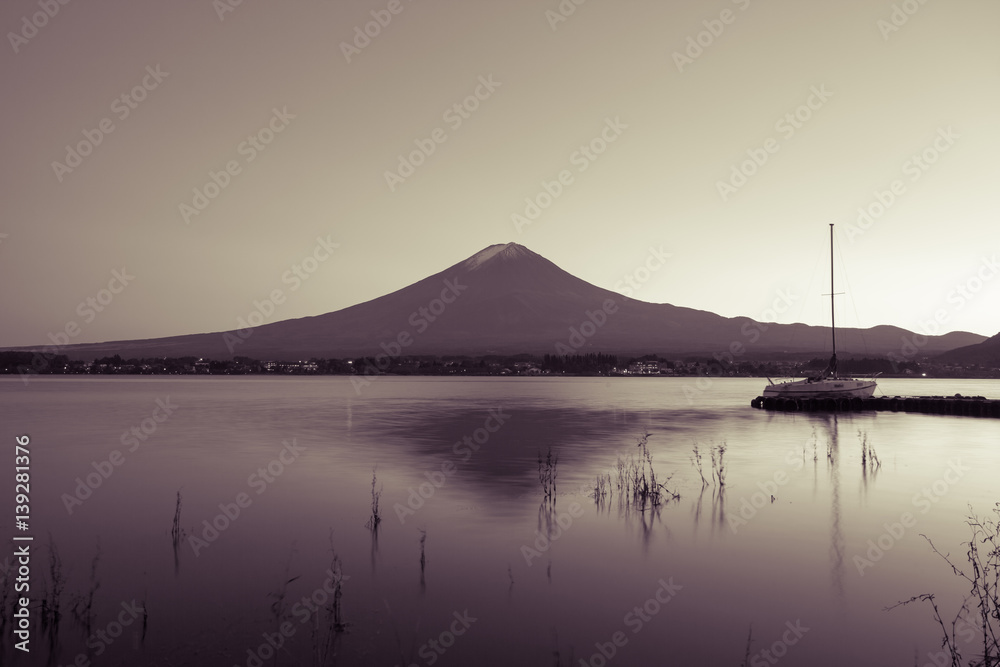 秋季傍晚的富士山和河口湖