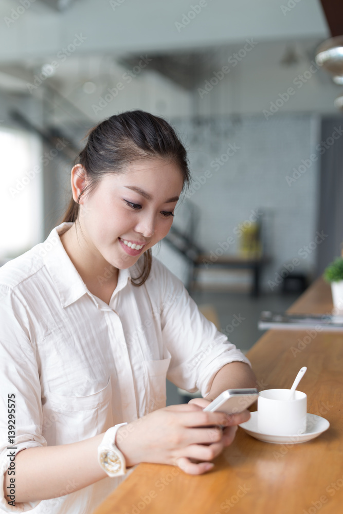 年轻漂亮女人在办公室放松