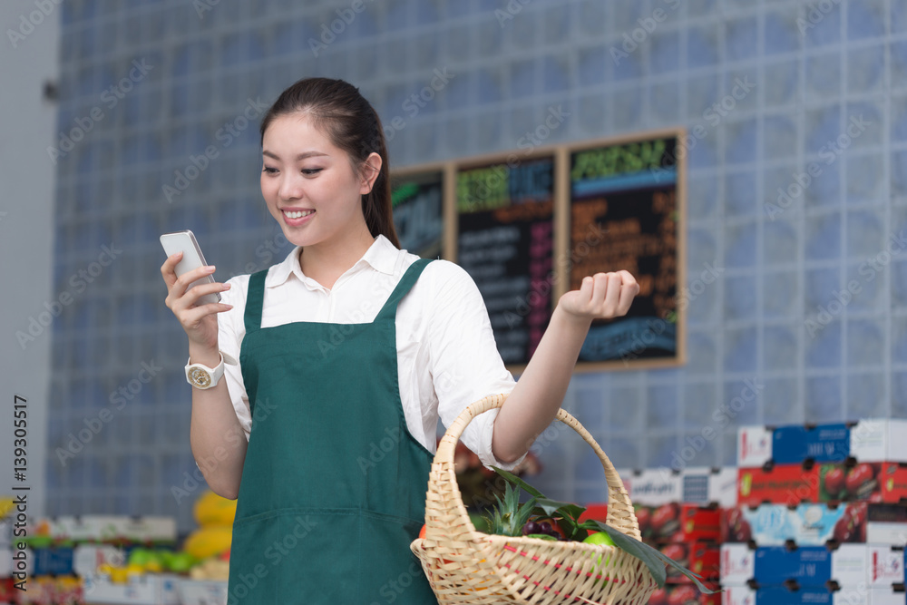 年轻漂亮女人在水果店工作