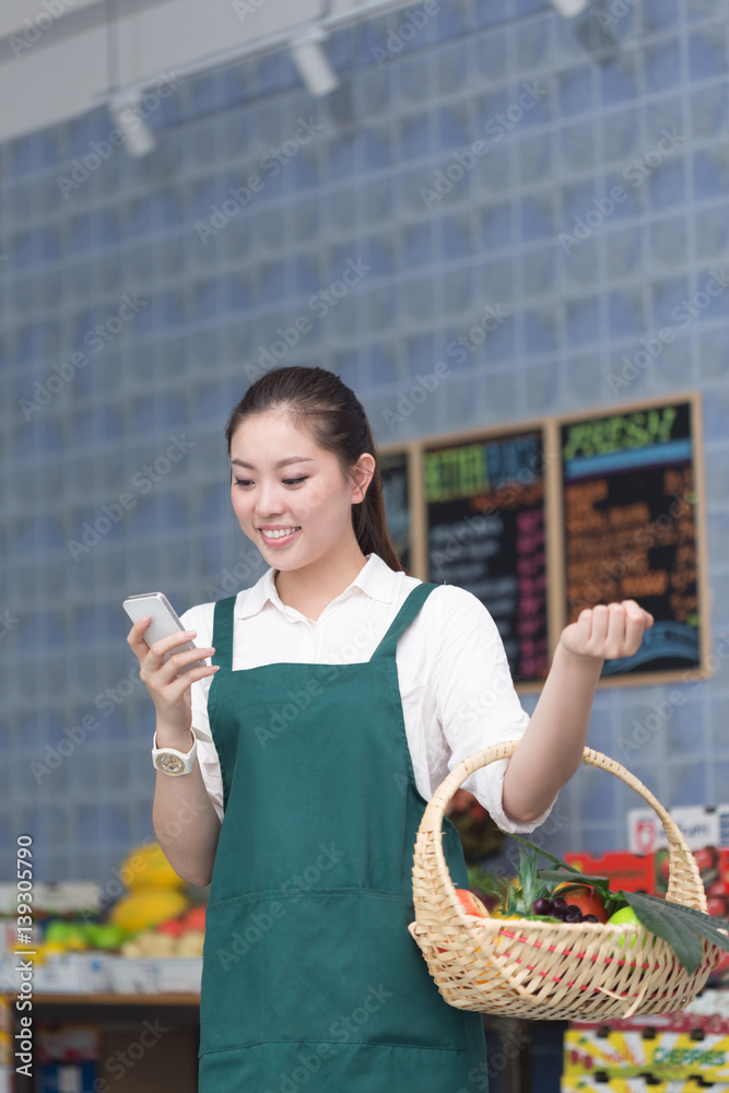 年轻漂亮女人在水果店工作