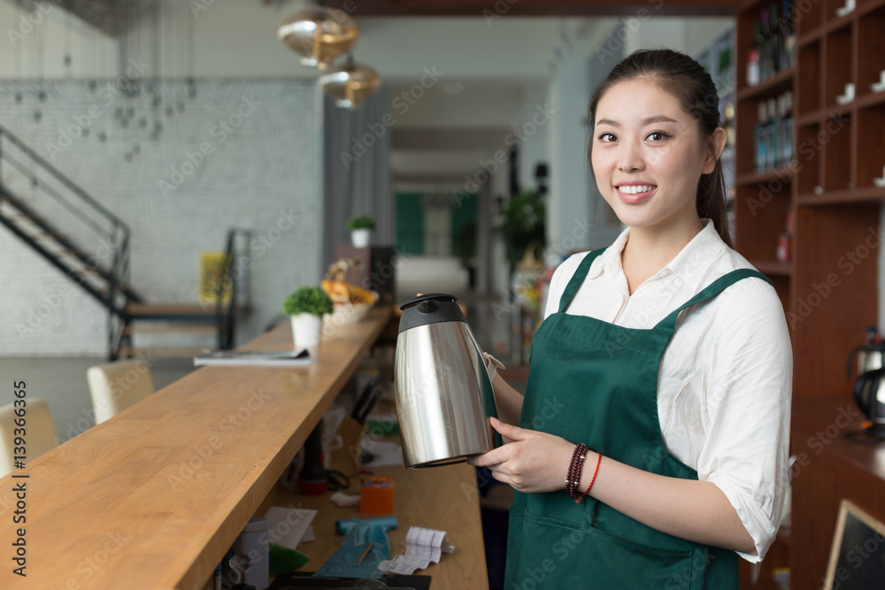 年轻漂亮女人在咖啡馆工作