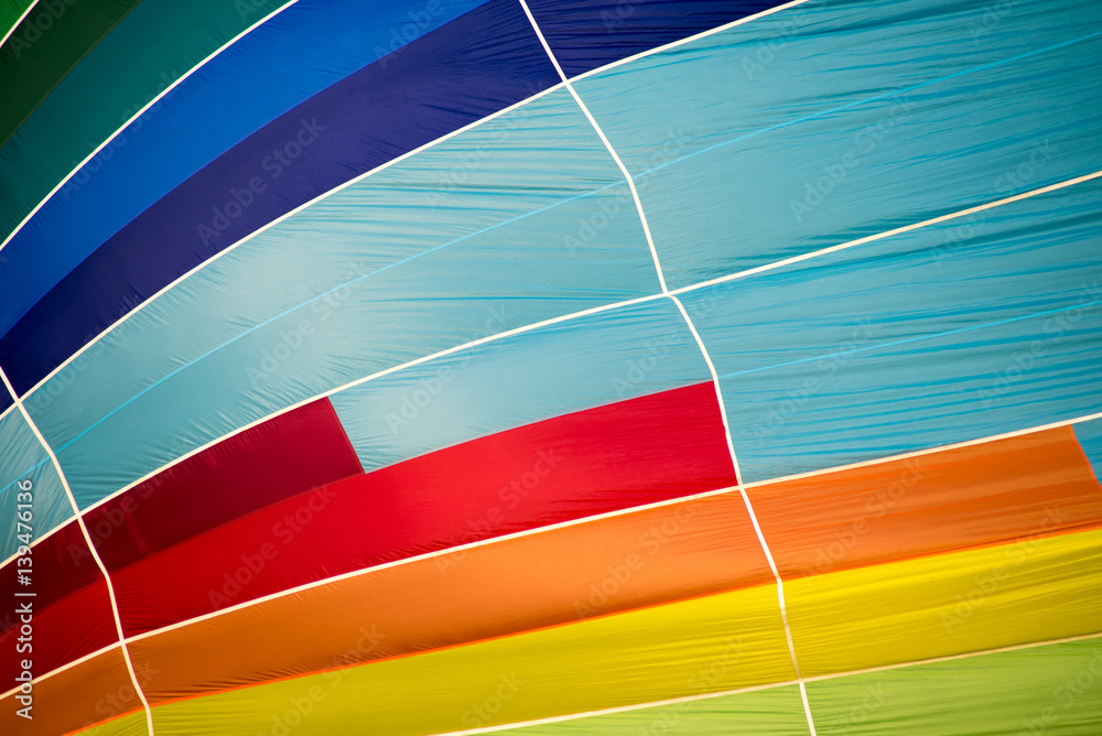 Bandes colorées dune montgolfière. Tons vifs et lumineux.