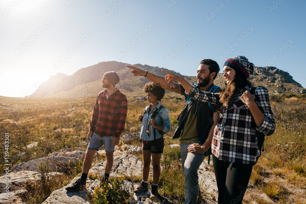 年轻人在极端地形上徒步旅行