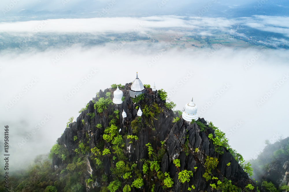 山上的雾。Wat Mongkut Memorial Rachanusorn山上的一座公共寺庙。奇妙的瘦