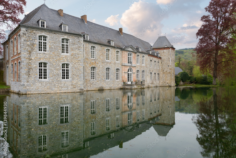 Château dAnnevoie avec ses fenêtres à croisillons et son balcon. Magnifique reflet dans leau du la