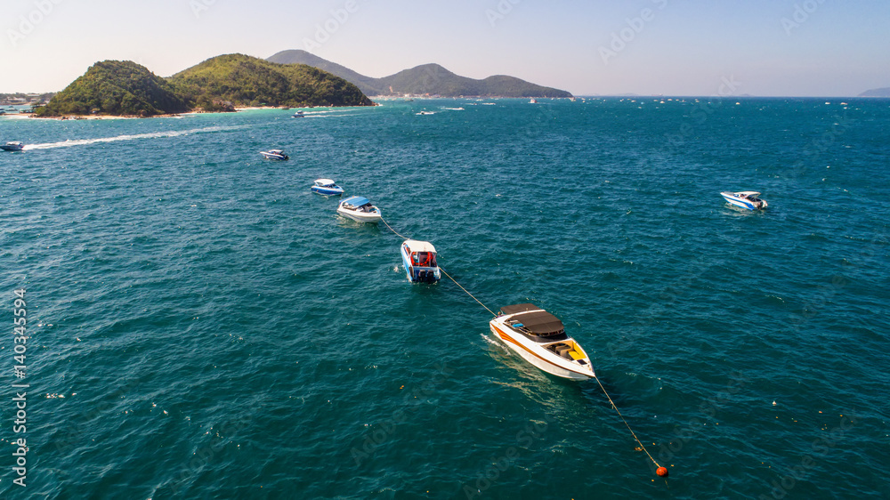 在海岛。鸟瞰图。俯视图。迷人的自然背景。水的颜色和美丽