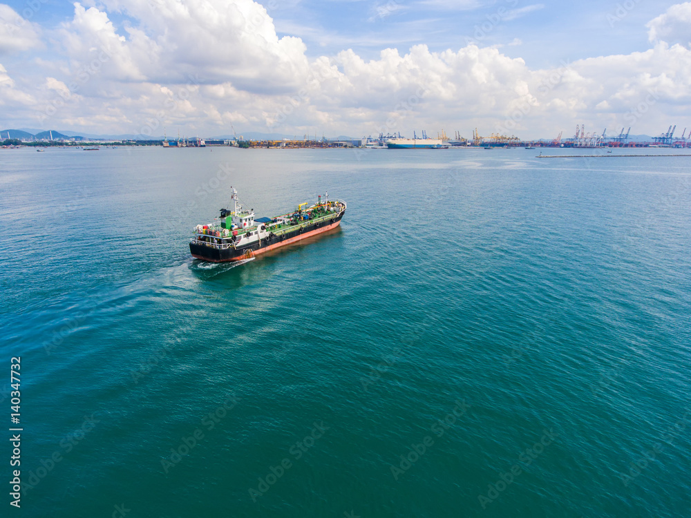 进出口和商业物流中的集装箱船。通过起重机，贸易港，Shipping.cargo to harbo