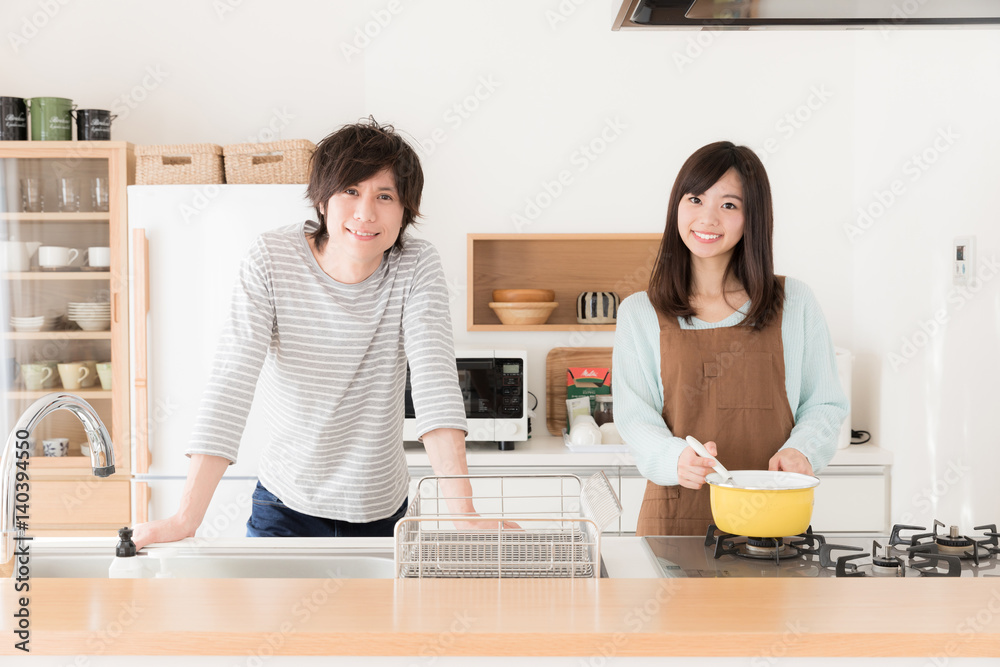 年轻的亚洲夫妇在厨房做饭