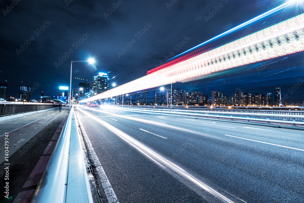 现代城市附近道路夜间交通