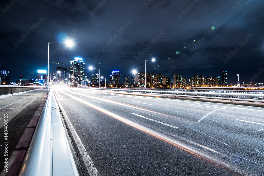 现代城市附近道路夜间交通