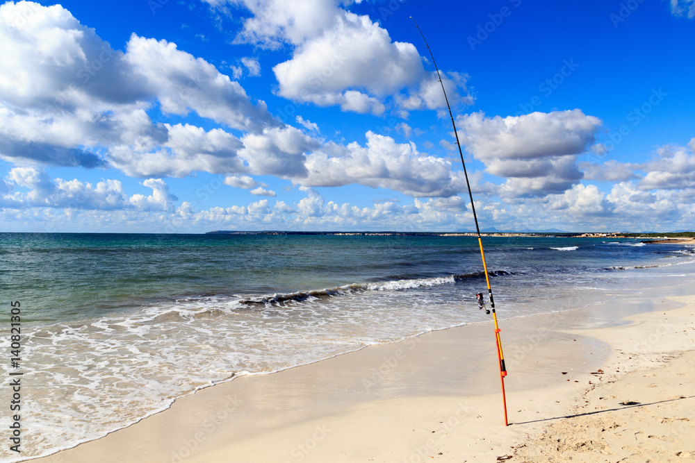 西班牙马略卡岛Platja Es Trenc海滩全景和地中海上的钓竿