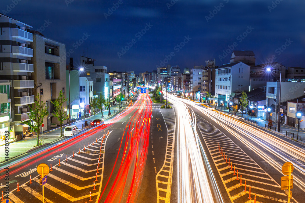 日本京都市夜晚街道上的红绿灯