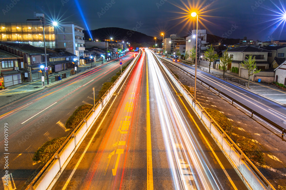 日本京都市夜晚街道上的红绿灯