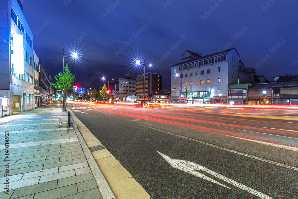 日本京都夜晚街道上的红绿灯