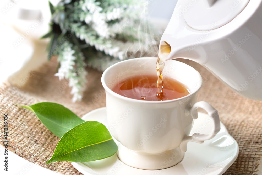 近距离用白茶杯倒热红茶，茶道时间概念