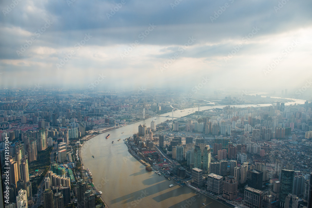 浦西大厦摩天大楼中国上海雾霾日落下的城市景观