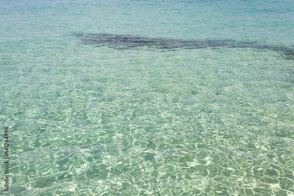 海面，背景为抽象的蓝色海水。