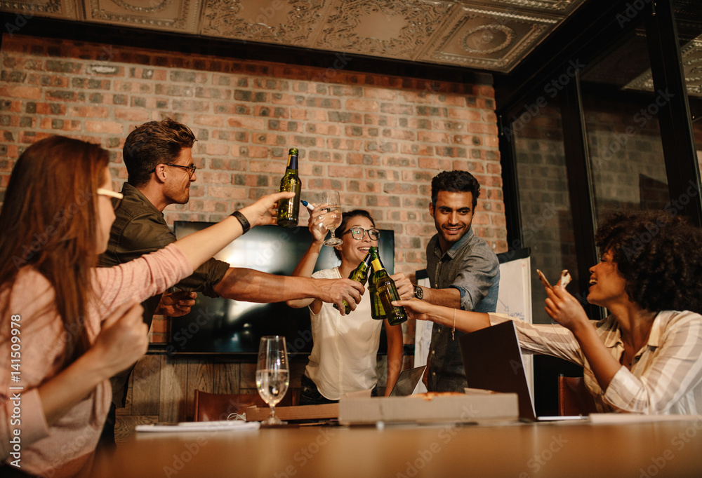 多民族商人用啤酒庆祝成功