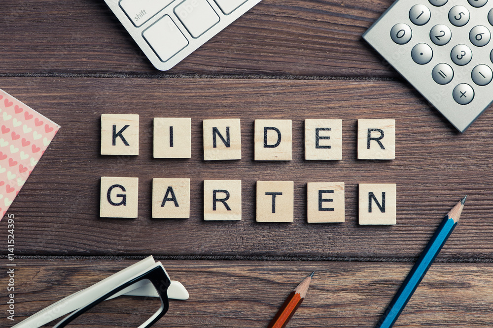 办公室用品和Kinder Garden短语，上面有字母