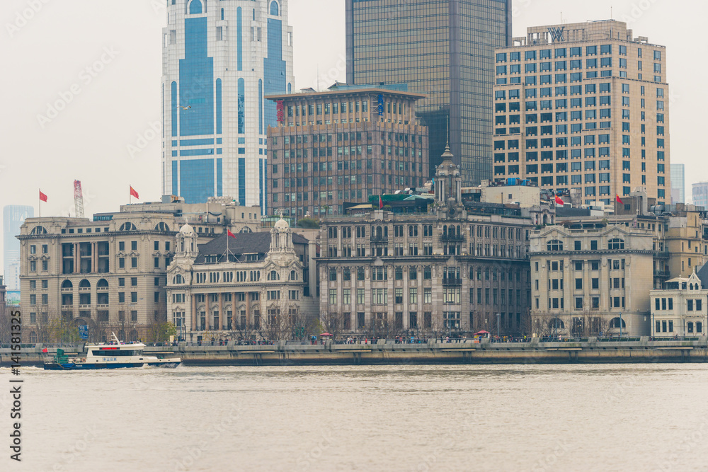 黄浦江上的游船景观，以浦西北部的天际线为背景