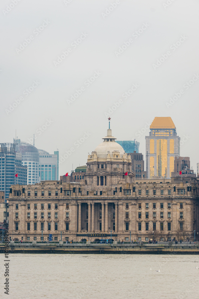 黄浦江上的内河船景，以浦西北部的天际线为背景