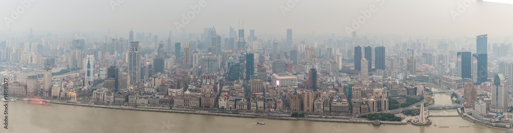 浦西建筑摩天大楼中国上海雾霾日落下的城市景观