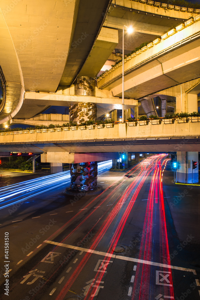 中国上海一座高速公路立交桥的夜景。