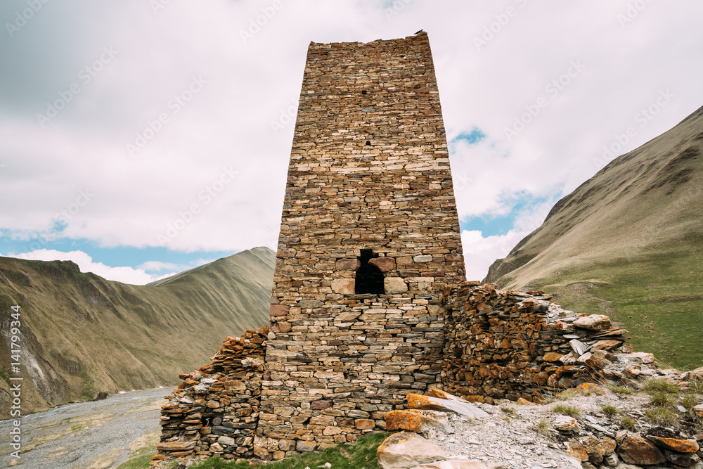 卡拉特考附近山景上的古代堡垒望塔