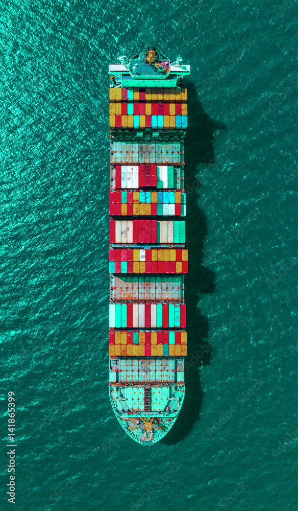 进出口和商业物流中的集装箱船。通过起重机，贸易港，Shipping.cargo to harbo